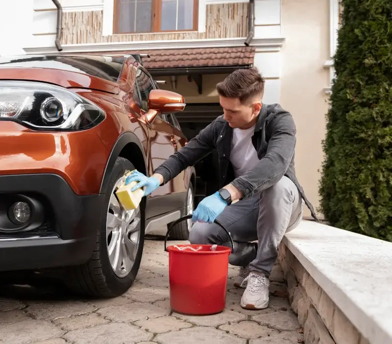 Lavage auto à domicile Miribel : professionnel intervenant sur un véhicule